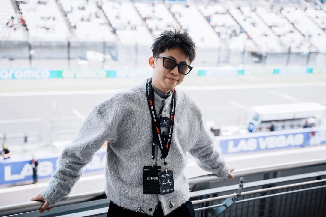 氣球柯男在日本鈴鹿賽道 F1 VIP 看台,配戴 F1 Experiences 識別證