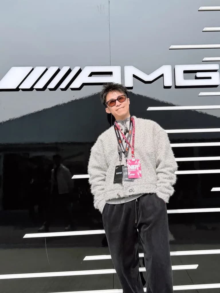 氣球柯男在鈴鹿賽道 F1 圍場內車隊 hospitality 建築前,掛 VIP 2026 通行證